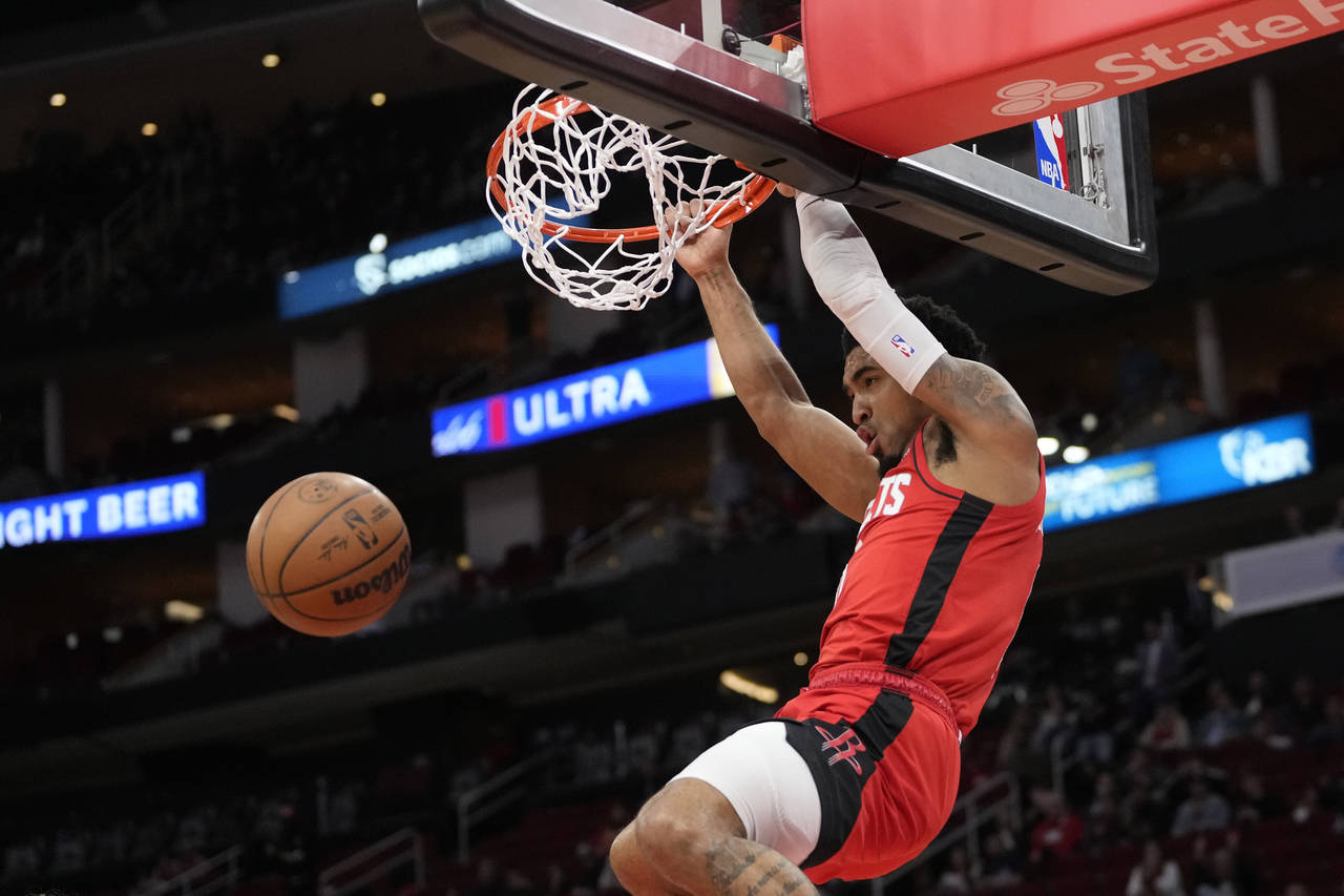 Houston Rockets' Kenyon Martin Jr. dunks the ball against the Washington Wizards during the first h...