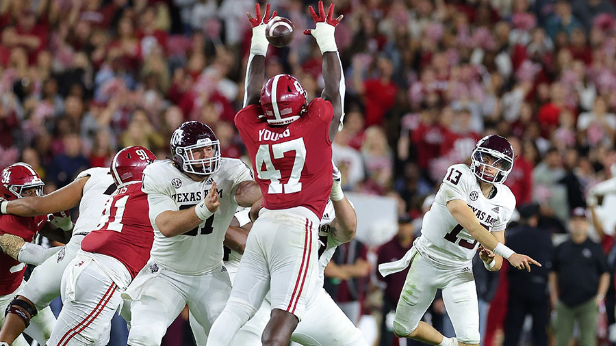 Alabama DT Byron Young breaks up a pass versus Texas A&M on Oct. 8, 2022. (Kevin C. Cox/Getty Image...