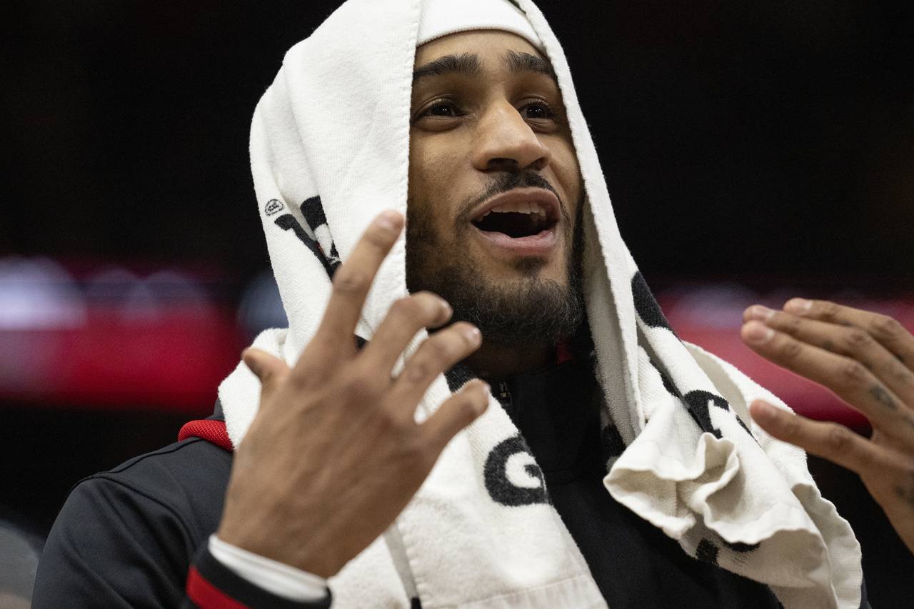 Portland Trail Blazers guard Gary Payton II wears a towel over his head during the second half of a...