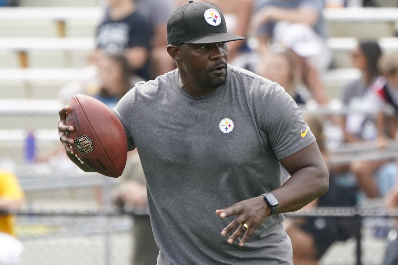 FILE - Pittsburgh Steelers senior defensive assistant Brian Flores works with the defense as they g...