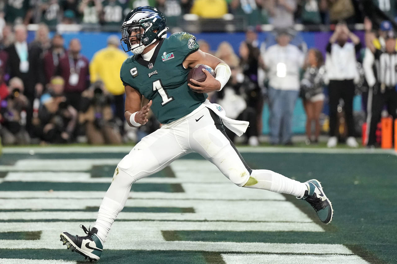 Philadelphia Eagles quarterback Jalen Hurts (1) runs into the end zone for a touchdown against the ...