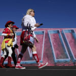 
              Fans arrive to State Farm Stadium prior to the NFL Super Bowl 57 football game between the Kansas City Chiefs and the Philadelphia Eagles, Sunday, Feb. 12, 2023, in Glendale, Ariz. (AP Photo/Charlie Riedel)
            