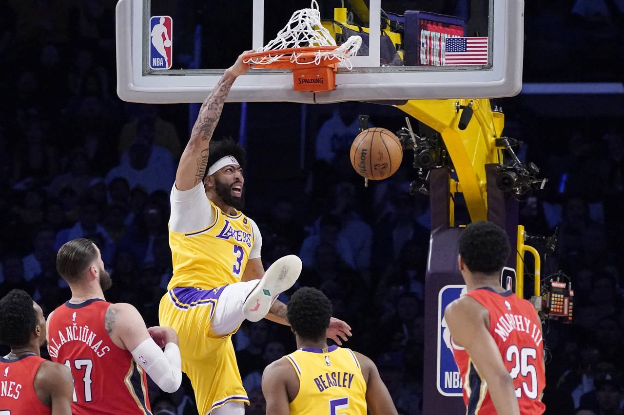 Los Angeles Lakers forward Anthony Davis (3) dunks as New Orleans Pelicans forward Herbert Jones (5...