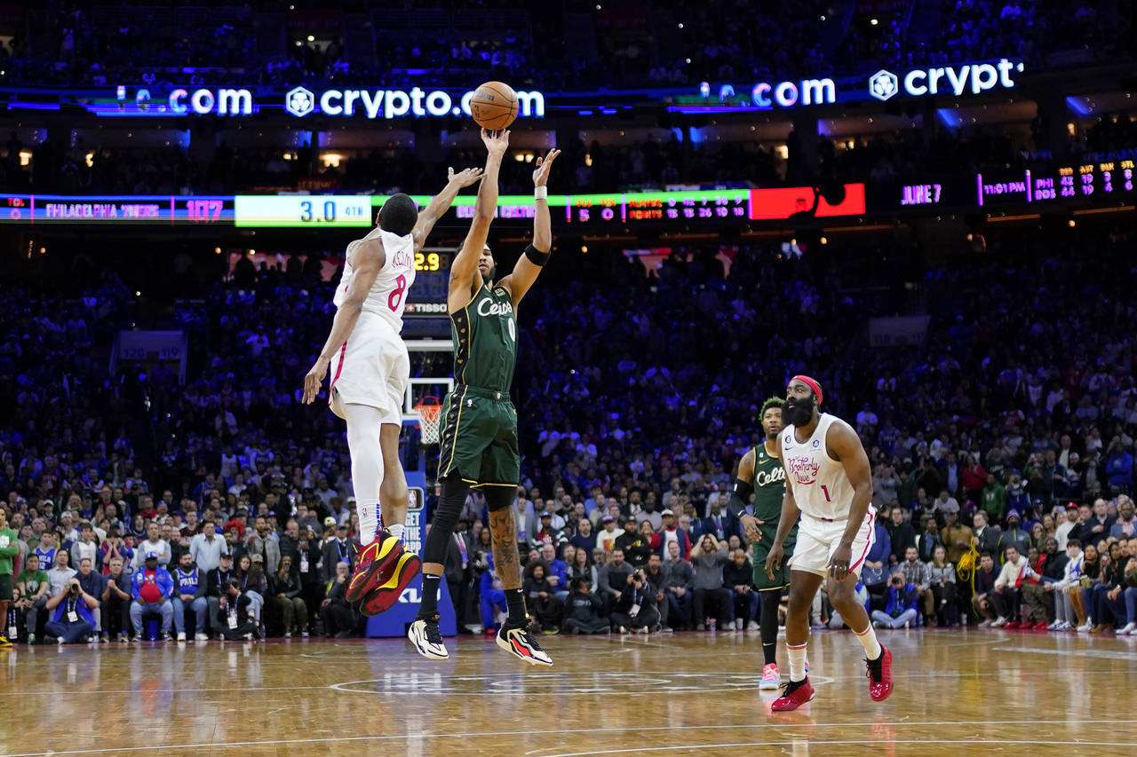 Boston Celtics' Jayson Tatum (0) goes up for the go-ahead shot against Philadelphia 76ers' De'Antho...