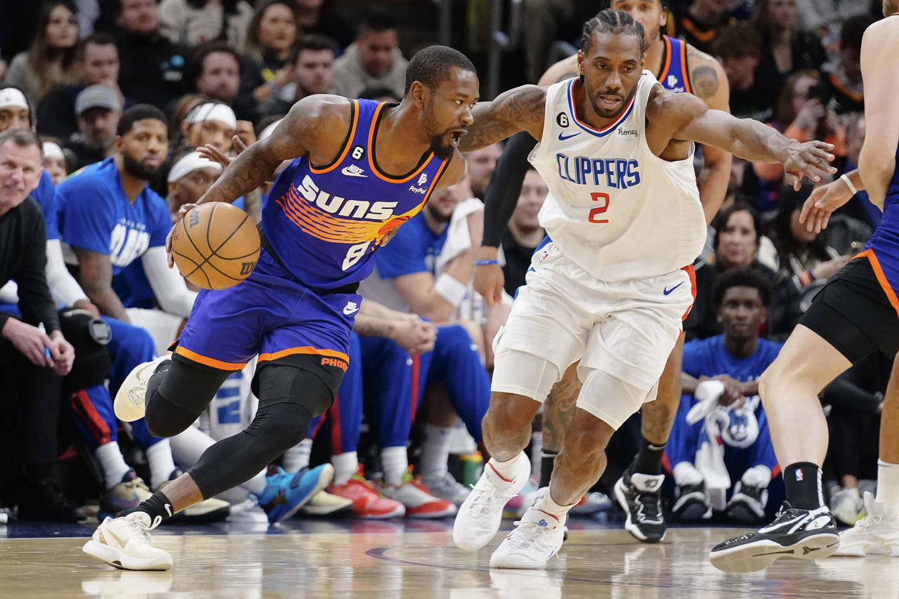 Phoenix Suns' Terrence Ross (8) drives around Los Angeles Clippers' Kawhi Leonard (2) during the fi...