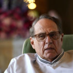 
              Chicago White Sox owner Jerry Reinsdorf talks with the news media during a meeting of Major League Baseball owners, Thursday, Feb. 9, 2023, in Palm Beach, Fla. (AP Photo/Lynne Sladky)
            