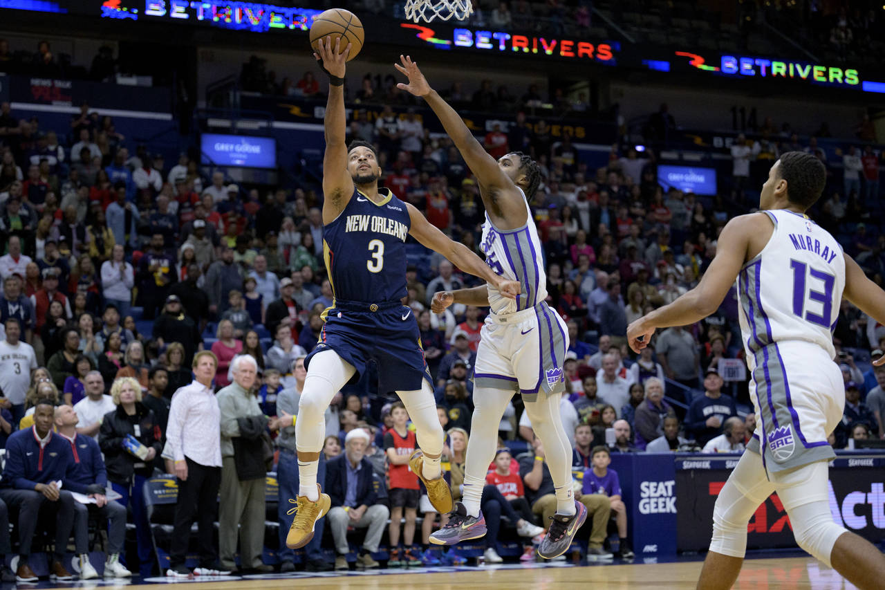 New Orleans Pelicans guard CJ McCollum (3) shoots against Sacramento Kings guard Davion Mitchell (1...