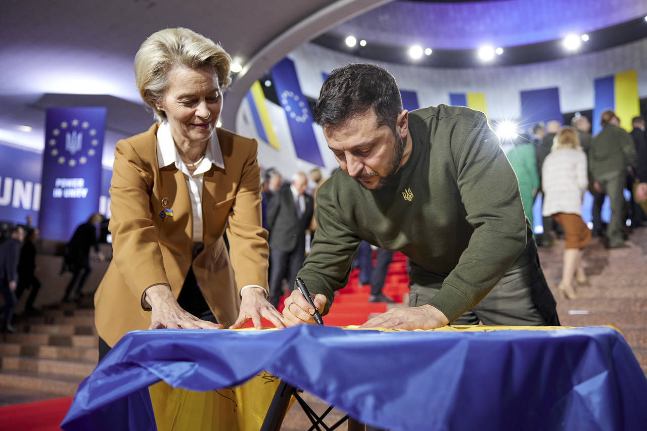 Ukrainian President Volodymyr Zelenskyy, right, and European Commission President Ursula von der Le...