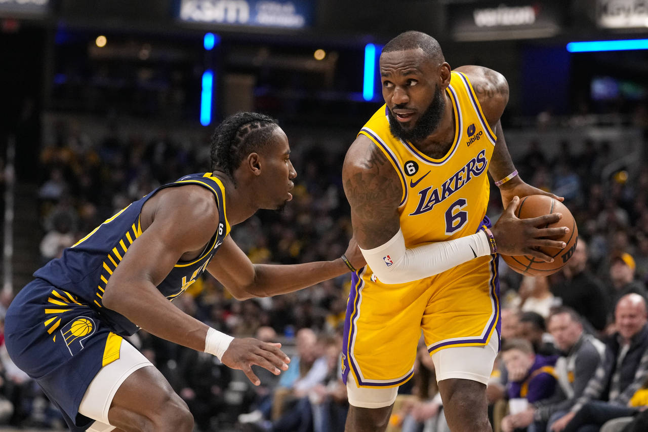 Los Angeles Lakers forward LeBron James (6) is defended by Indiana Pacers forward Aaron Nesmith (23...