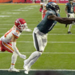 
              Philadelphia Eagles wide receiver A.J. Brown (11) makes the touchdown catch against Kansas City Chiefs cornerback Trent McDuffie (21) during the first half of the NFL Super Bowl 57 football game between the Kansas City Chiefs and the Philadelphia Eagles, Sunday, Feb. 12, 2023, in Glendale, Ariz. (AP Photo/Seth Wenig)
            