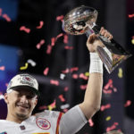 
              El quarterback Patrick Mahomes (15) de los Chiefs de Kansas City sostiene el trofeo tras vencer a los Eagles de Filadelfia  en el Super Bowl 57, en Glendale, Arizona, el domingo 12 de febrero de 2023. (AP Foto/Brynn Anderson)
            