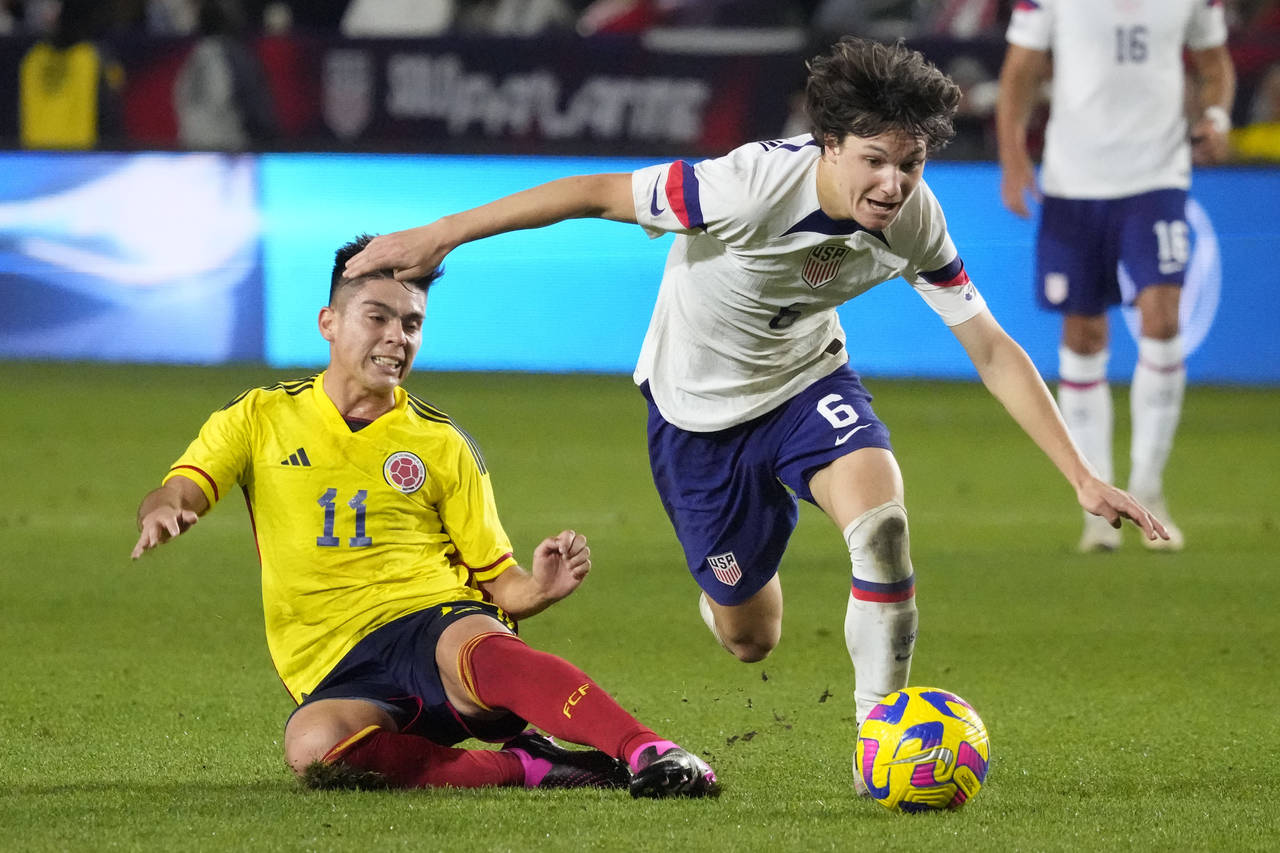 United States' Paxten Aaronson, right, dribbles past Colombia's Daniel Ruiz during the second half ...