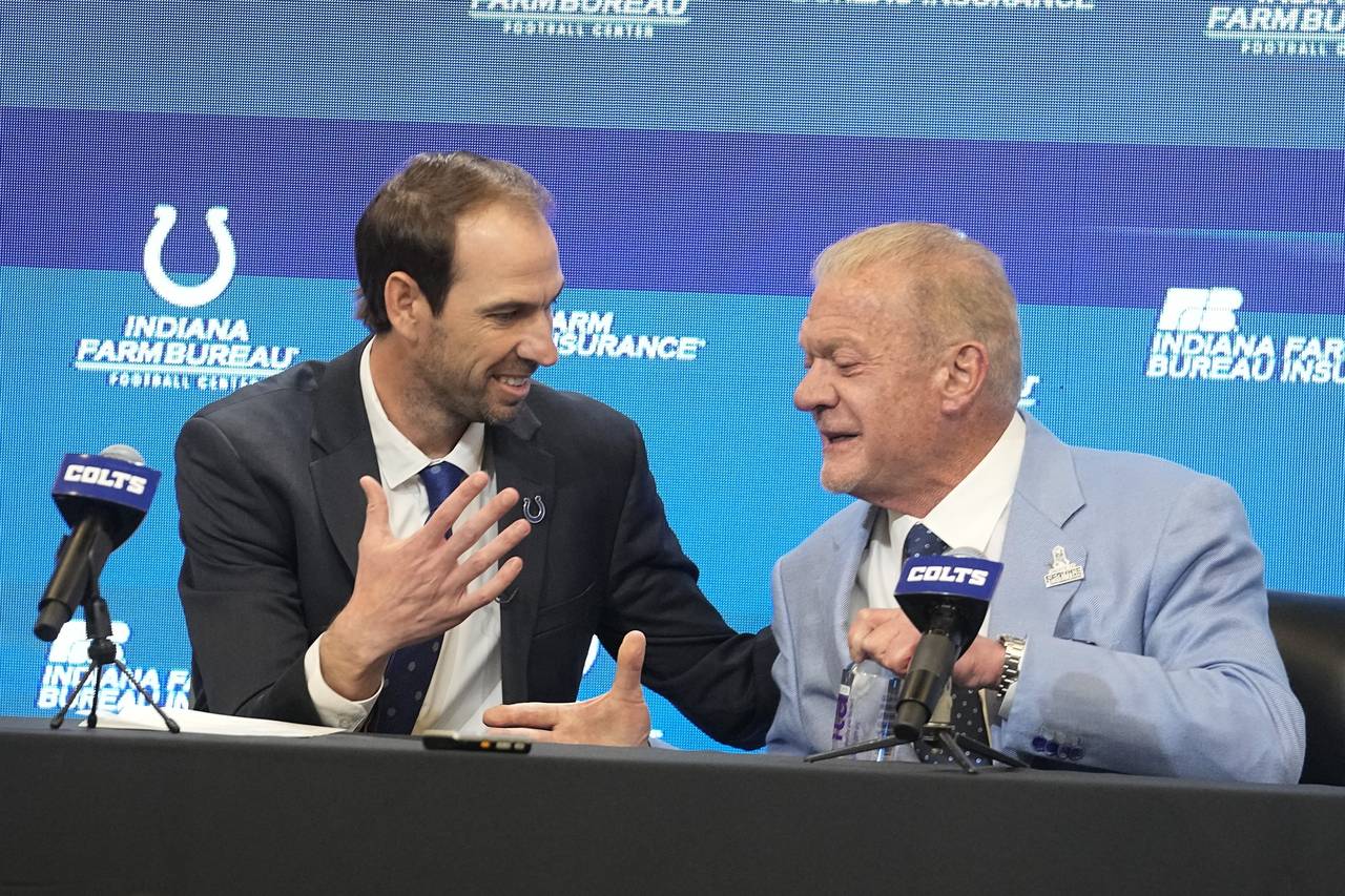 Shane Steichen shakes hand with Indianapolis Colts owner Jim Irsay during a news conference, Tuesda...