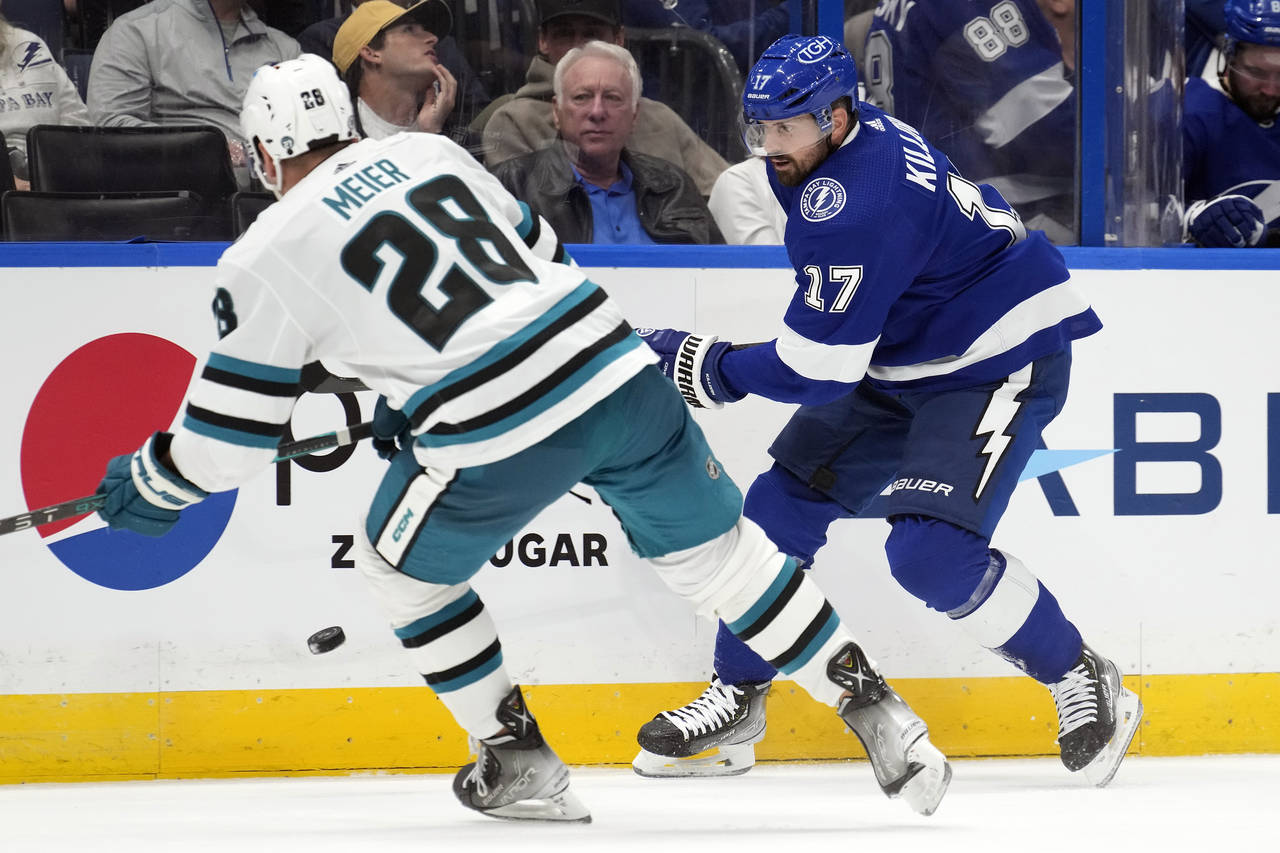 Tampa Bay Lightning left wing Alex Killorn (17) flips the puck away from San Jose Sharks right wing...