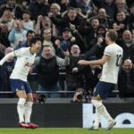 
              Son Heung-min (izquierda) celebra con Harry Kane tras anotar el segundo gol de Tottenham en la victoria 2-0 ante West Ham en la Liga Premier, el domingo 19 de febrero de 2023. (AP Foto/Kirsty Wigglesworth)
            