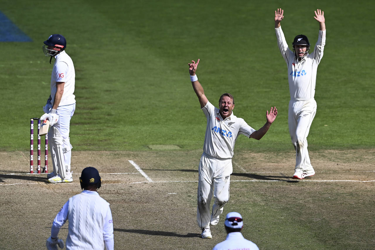 New Zealand's Neil Wagner, center, celebrates the wicket of England's James Anderson, left, for the...