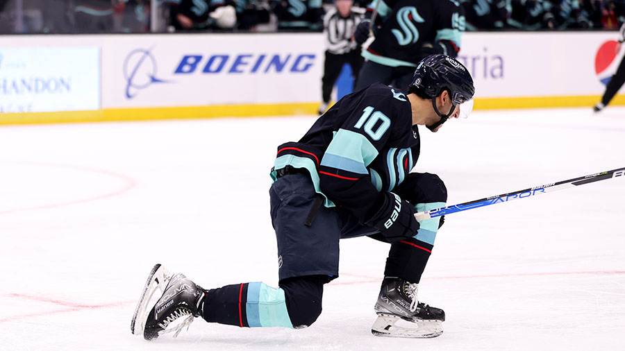 Seattle Kraken Forward Matty Beniers, Head Coach Dave Hakstol Up