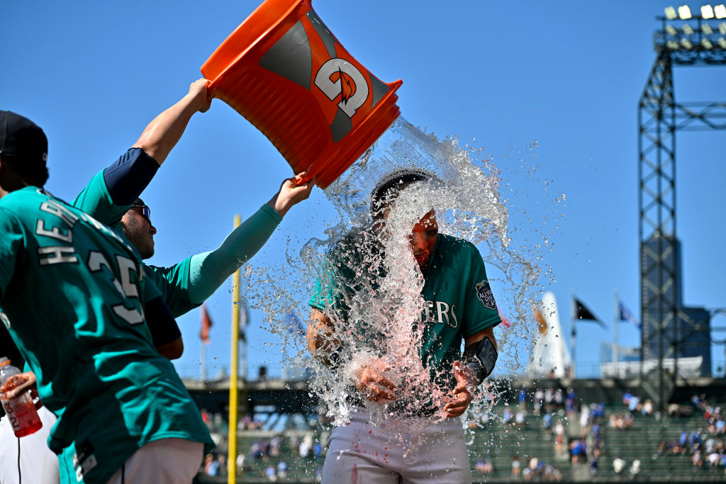 Mariners use 5-run inning and rally past Blue Jays for wild 9-8 win ...