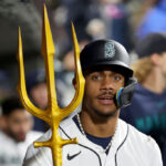 Crawford walks off Rangers in 9th as Mariners boost playoff hopes