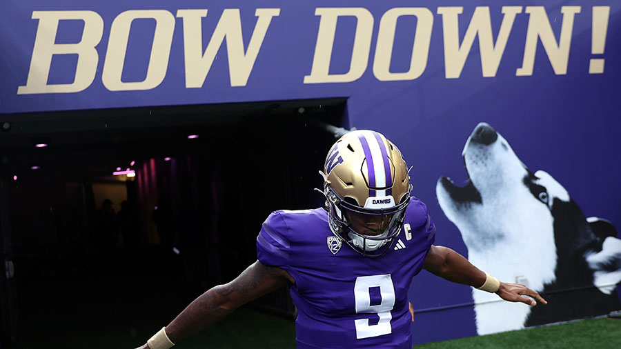 michael-penix-jr-uw-huskies-bow-down-getty-900.jpg