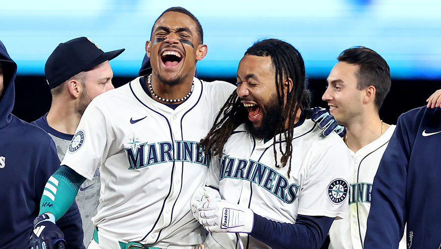 Seattle Mariners celebrate after win vs Astros...