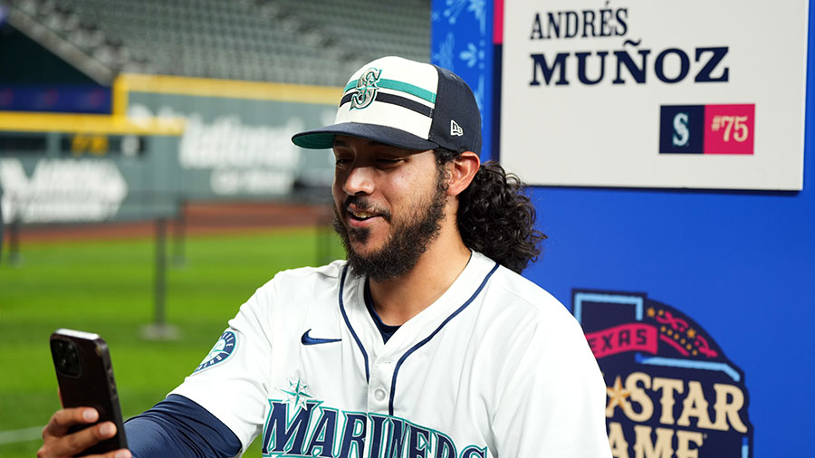 Why Seattle Mariners' Andrés Muñoz takes his cat on the road