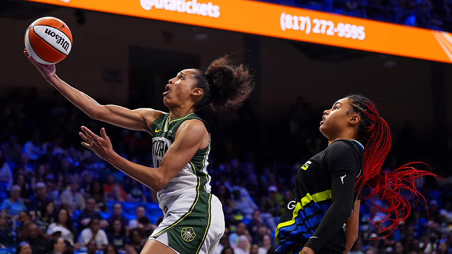 Seattle Storm Skylar Diggins-Smith layup Dallas Wings 2024...