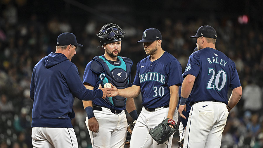 Seattle Mariners Dan Wilson bullpen Austin Voth pitching change...