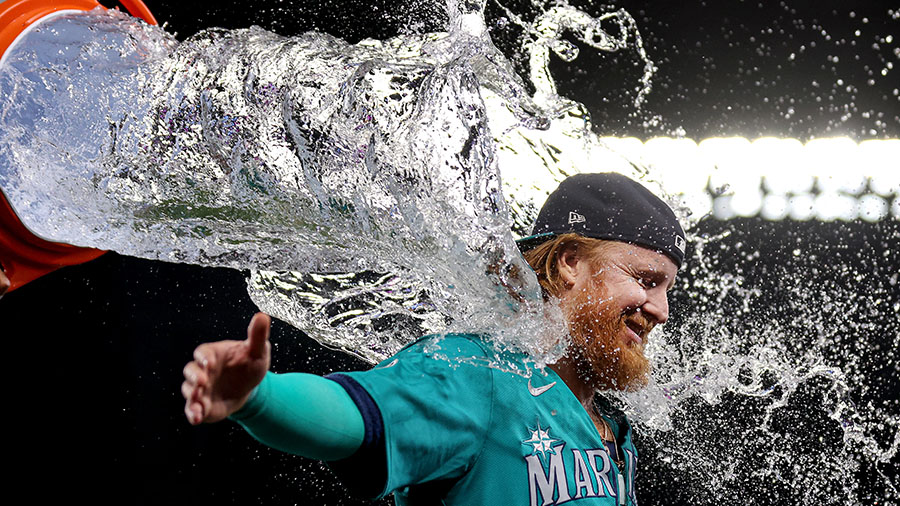 Seattle Mariners Justin Turner veteran...