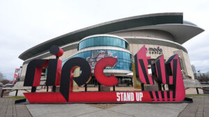 Trail Blazers reps meet Portland officials to discuss Moda Center