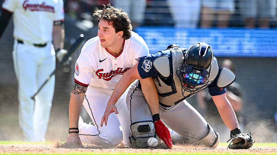 M’s blow late lead, fall out of 1st place with 6-5 loss to Guardians