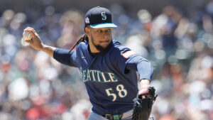 Mariners trade Luis Castillo to White Sox for 3-player haul