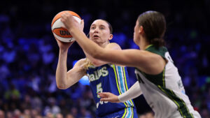 Paige Bueckers scores 32 as Wings rout Storm 92-70
