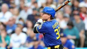 Mariners scratch Brendan Donovan after ball hits him in head