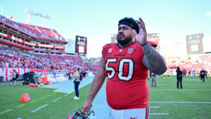 Former UW star Vita Vea agrees to new deal with Buccaneers, ending hold-in
