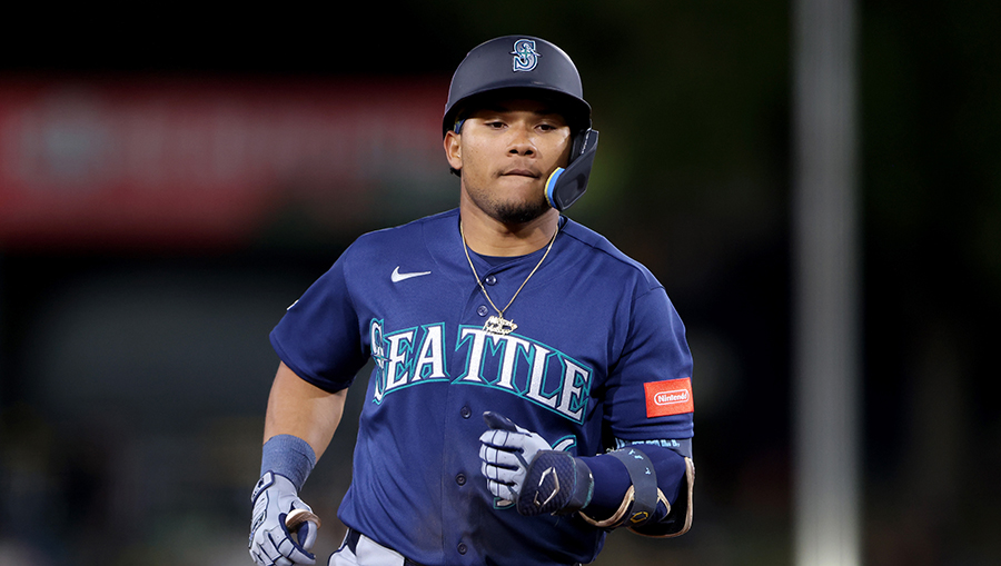 Mariners rookie Michael Arroyo blasts first career HR