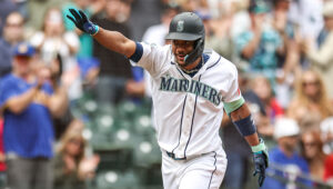 Julio Rodríguez hits 3-run homer to power Mariners past Rangers 4-3