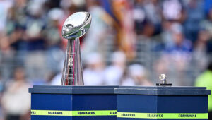 Seahawks reveal Super Bowl banner in front of Patriots