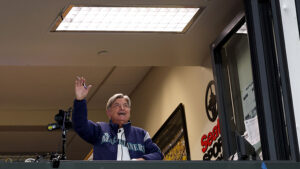 Hear Rick Rizzs’ final inning, farewell as voice of the Seattle Mariners