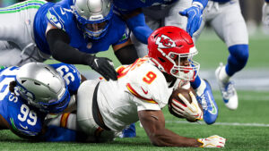 Kenneth Walker III runs into wall in return to Seattle