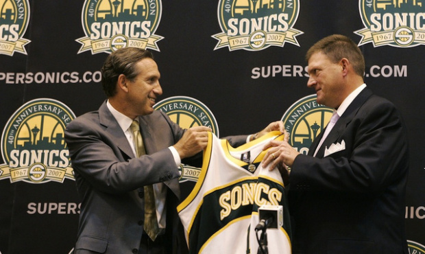 Howard Schultz introduces Clay Bennett (r) as the new owner of the Seattle Supersonics July 18, 200...