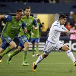               Montreal Impact forward Lucas Ontivero, right, teaks a shot as Seattle Sounders defender Dylan Remick, left, and midfielder Andreas Ivanschitz pursue during the first half of an MLS soccer match, Saturday, April 2, 2016, in Seattle. (AP Photo/Ted S. Warren)
            
