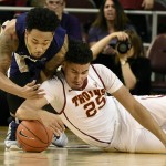 
              Washington guard David Crisp, left, and Southern California forward Bennie Boatwright, right, vie for a loose ball during the first half of an NCAA college basketball game in Los Angeles, Saturday, Jan. 30, 2016. (AP Photo/Kelvin Kuo)
            